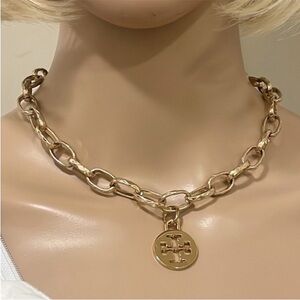 NEW✨Pendant with Tory Burch Round charm/medallion